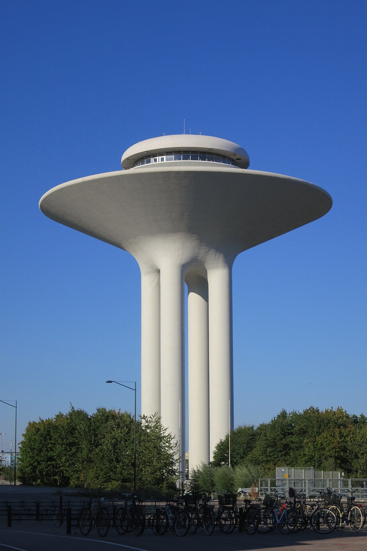 Hyllie vattentorn mot blå himmel i Malmö
