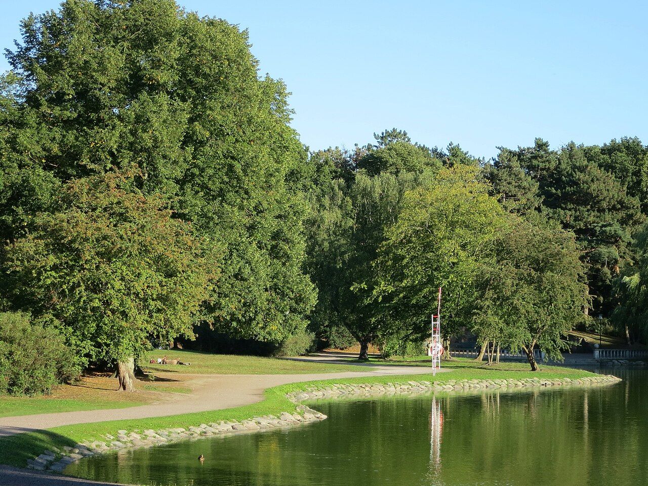 Grönska och gångvägar i Slottsparken i Malmö