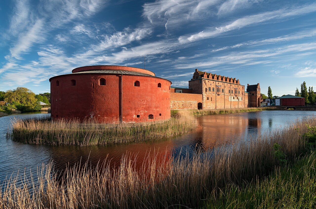 Malmöhus slott med vallgrav och röda tegelmurar