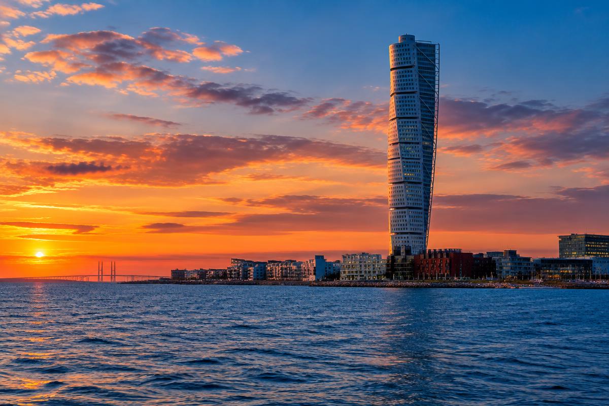 Turning Torso i Malmö vid solnedgång